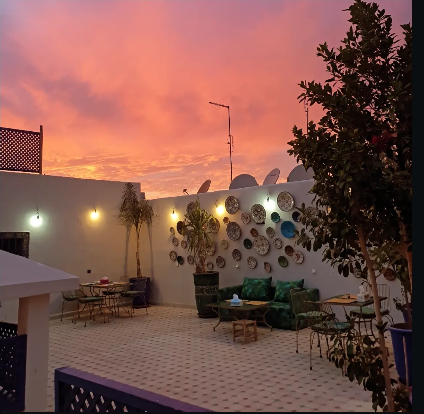 Terrasse de Falafel Terrace & Brunch au coucher de soleil à Marrakech
